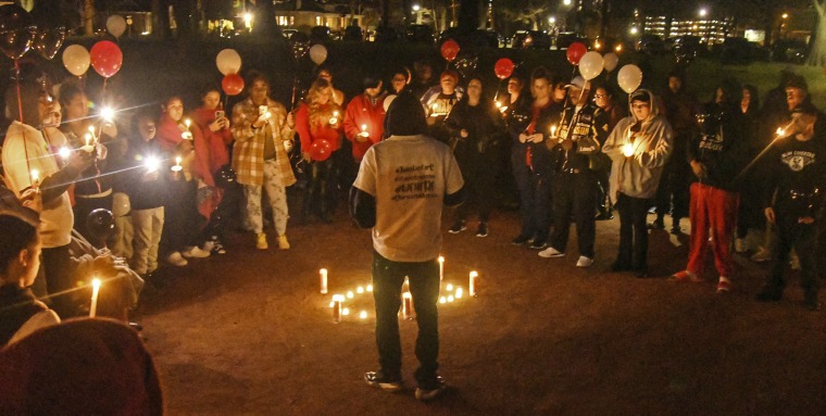 La Juan Wilkerson habla durante la vigilia con velas por su hermano Clarence Wilkerson en Ashland, Kentucky, el 7 de marzo de 2023.