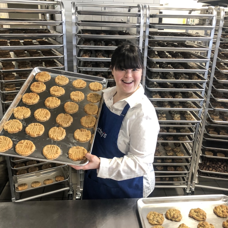 Colette Divitto comenzó su propio negocio de galletas hace siete años y finalmente contrató a un equipo de 15 personas, la mitad de las cuales son personas con discapacidades.