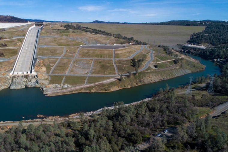 El aliviadero de Oroville y la presa de Oroville en el condado de Butte, California en 2021.