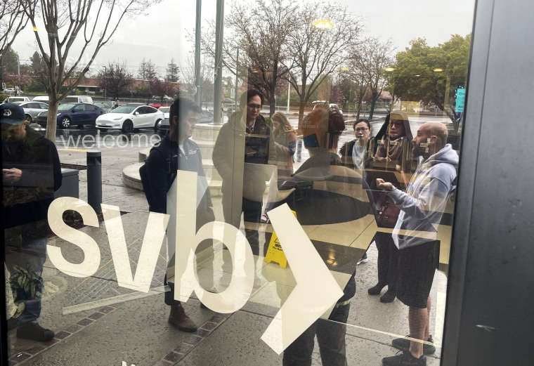 People line up outside of the shuttered Silicon Valley Bank headquarters