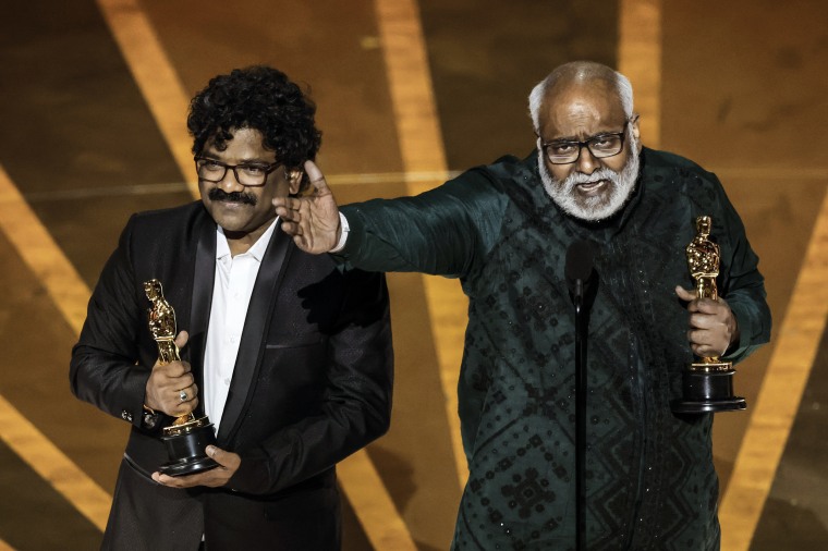 Imagen: Chandrabose y MM Keeravani aceptan el premio a la Mejor Canción Original por 'Naatu Naatu' de "RRR" en el escenario de la 95ª Entrega Anual de los Premios de la Academia el 12 de marzo de 2023 en Los Ángeles.