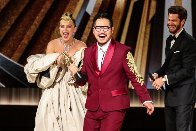 Daniel Kwan recibe el Oscar al Mejor Guión Original por "Todo en todas partes a la vez" en el escenario de la 95ª Entrega Anual de los Premios de la Academia en Los Ángeles el 12 de marzo de 2023.