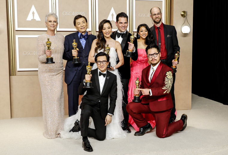 Image: Jamie Lee Curtis, James Hong, Michelle Yeoh, Jonathan Wang, Stephanie Hsu, Daniel Scheinert, Ke Hui Quan, and Dan Quan "all at once, everywhere" In the press room during the 95th Annual Academy Awards on March 12, 2023 in Los Angeles.