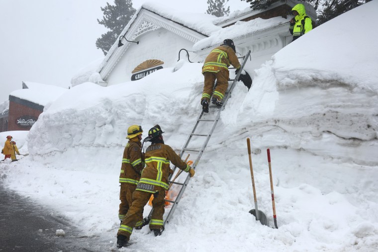 California golpeada por otra tormenta de invierno, empeorando la ya histórica capa de nieve en las regiones montañosas