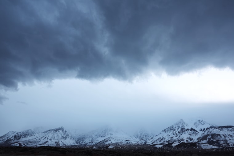 California golpeada por otra tormenta de invierno, empeorando la ya histórica capa de nieve en las regiones montañosas