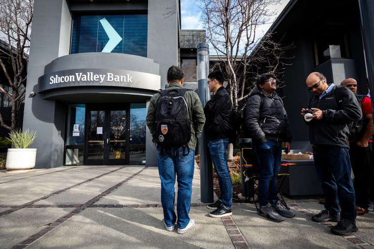 Image: People line up outside of a Silicon Valley Bank office on March 13, 2023 in Santa Clara, Calif.