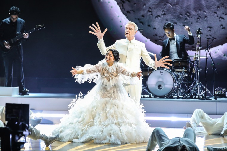 Stephanie Hsu y David Byrne se presentan en la 95ª edición de los Premios de la Academia el 12 de marzo de 2023 en Hollywood, California.