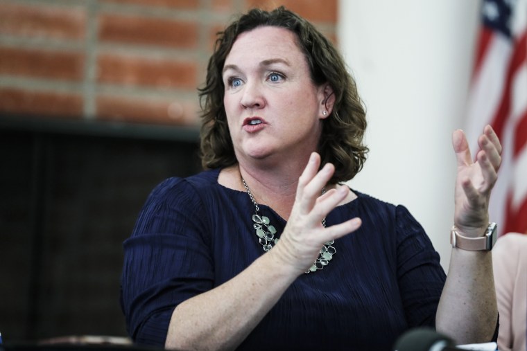 La representante Katie Porter habla durante una mesa redonda en Huntington Park, California.