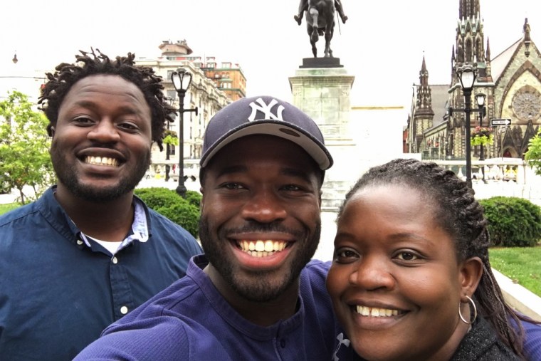 Irvo Otieno, a la izquierda, con su hermano Leon Ochieng y su madre Caroline Ouko.