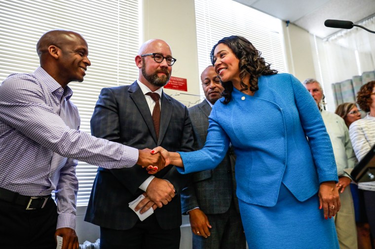 El alcalde de London Breed, a la derecha, le da la mano al Dr. Hyman Scott en el Hospital Zuckerberg de San Francisco el 10 de septiembre de 2019.
