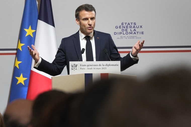 El enfrentamiento de Francia por un proyecto de ley que eleva la edad de jubilación de 62 a 64 años se dirige a su clímax, ya sea a través de una votación parlamentaria o una decisión presidencial especial para forzar su aprobación en la legislatura.