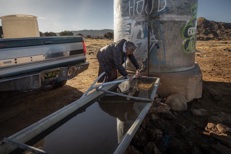     Marilyn Help-Hood se prepara para llenar jarras con agua en Tolkakai, Nuevo México la semana pasada.