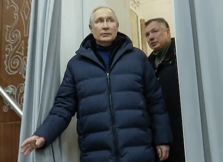 Le président russe Vladimir Poutine a été escorté par son vice-Premier ministre Marat Khusnullin lors de sa visite à Marioupol dans la région de Donetsk sous contrôle russe.