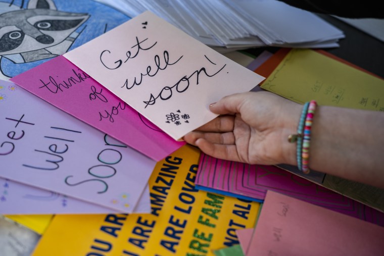 Abigail Zwerner, enseignante à l'école primaire de Virginie, parcourt des lettres et des cadeaux qui lui ont été envoyés par des personnes à travers le pays dans un lieu tenu secret en Virginie le 20 mars 2023.