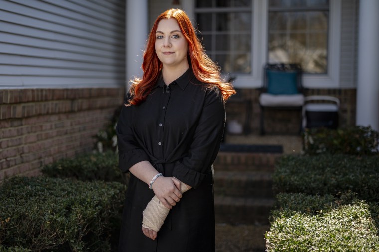 La maestra de escuela primaria de Virginia, Abigail Zwerner, posa para un retrato en un lugar no revelado en Virginia el 20 de marzo de 2023. 