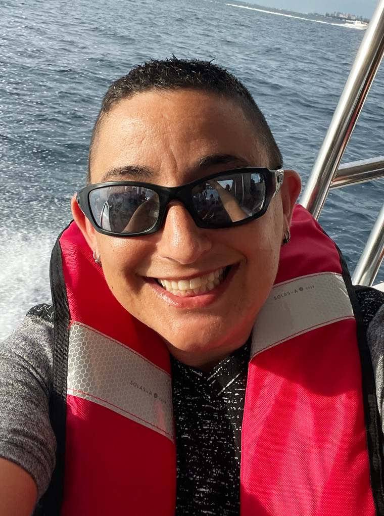 Selfie de Sharna Horn, en un bote, con chaleco salvavidas.