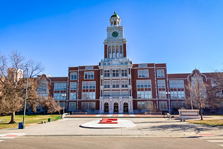 Escuela Secundaria del Este en Denver.