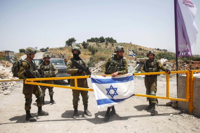 Israeli army forces closed the gate of the settlement of