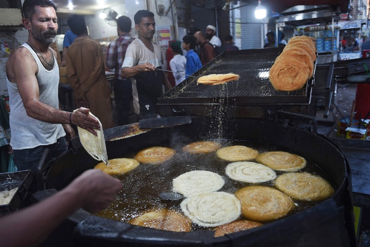 کارگران ورمیشل، یک غذای لذیذ مخصوص ماه مبارک رمضان را در کراچی پاکستان سرخ می کنند.