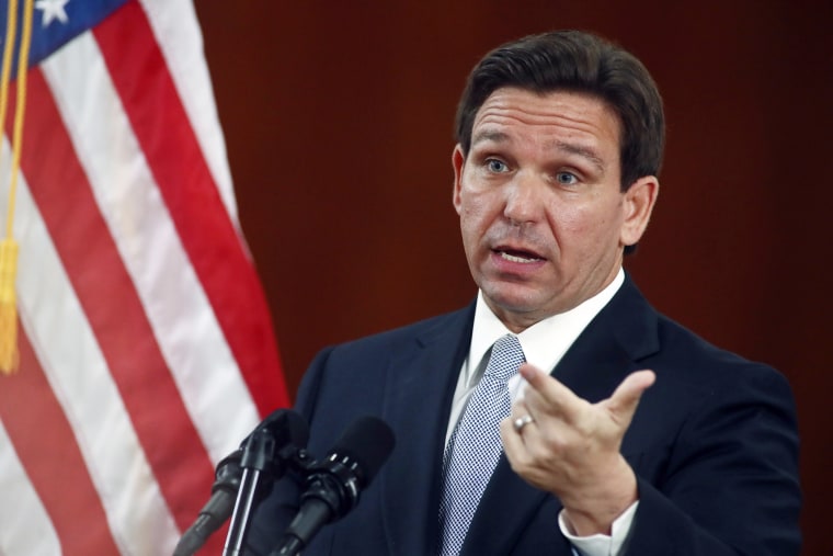 El gobernador Ron DeSantis habla durante su discurso sobre el estado del estado