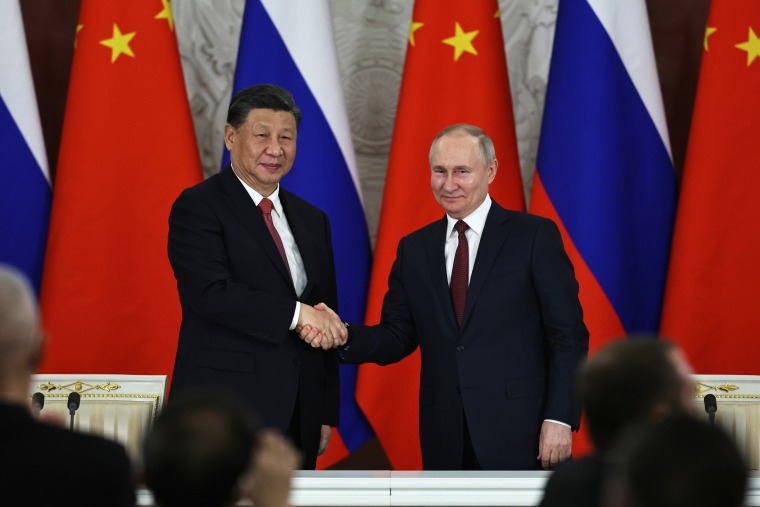 El líder chino, Xi, acaba de concluir su visita de tres días con el presidente ruso, Vladimir Putin, una relación cálida durante la cual los dos hombres se dieron la bienvenida y hablaron de una profunda amistad.  Es el punto álgido de una relación complicada y centenaria en la que los dos países han sido aliados y enemigos.