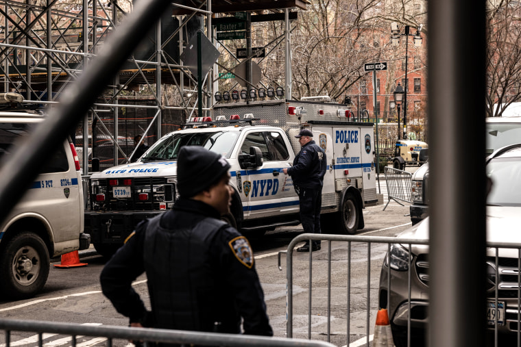 افسران اداره پلیس نیویورک (NYPD) در خارج از دفتر دادستان منطقه منهتن آلوین براگ در نیویورک در ماه مارس.  24، 2023.