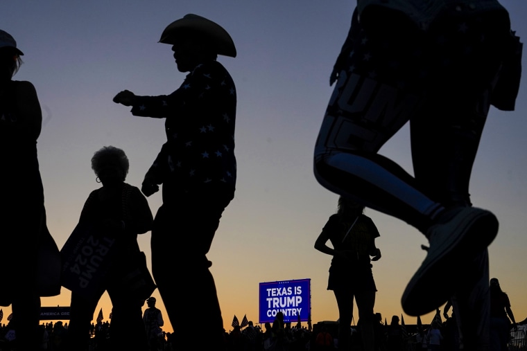 Los partidarios de Trump bailan después del mitin del expresidente en Waco, Texas, el 25 de marzo de 2023.