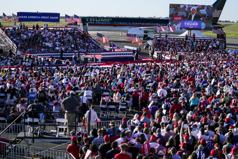 El expresidente Donald Trump celebra un mitin en Waco, Texas, el 25 de marzo de 2023.