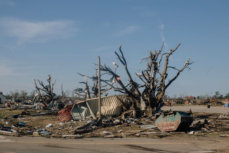 Los restos llenan la autopista 61 el 26 de marzo de 2023, después de que un tornado arrasara Rolling Fork, Miss.