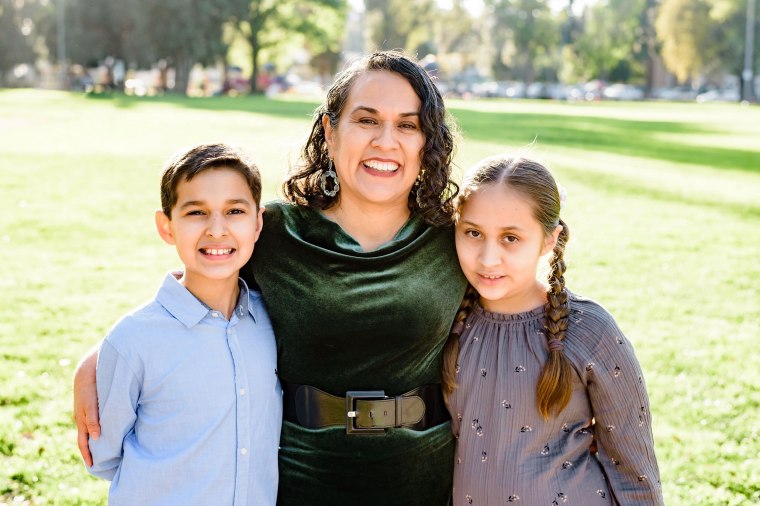 María Brenes con sus hijos, Emiliano, 12, y Alegría, 10.