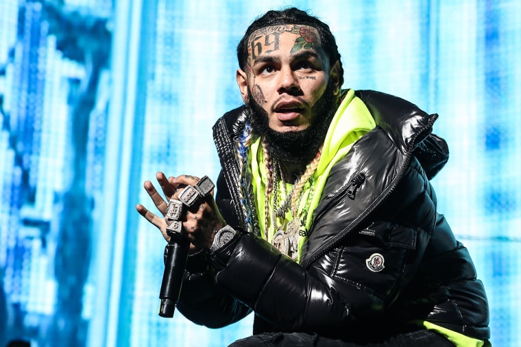 MIAMI, FLORIDA - DECEMBER 17: Rapper Tekashi 6ix9ine performs during the MiamiBash 2021 at FTX Arena on December 17, 2021 in Miami, Florida. (Photo by John Parra/Getty Images,)