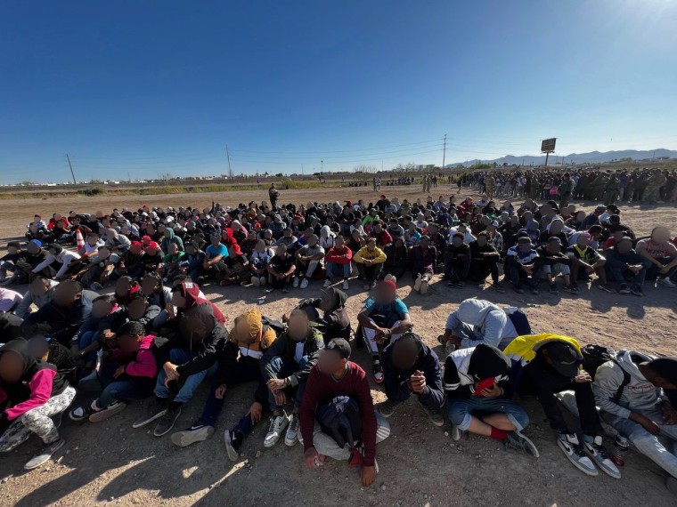 Más de 1,000 migrantes "se entregaron" a agentes de la Patrulla Fronteriza en El Paso, Texas.