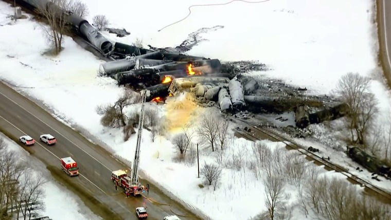Los vagones de tren descarrilados que transportaban etanol se incendiaron en Raymon, Minnesota.