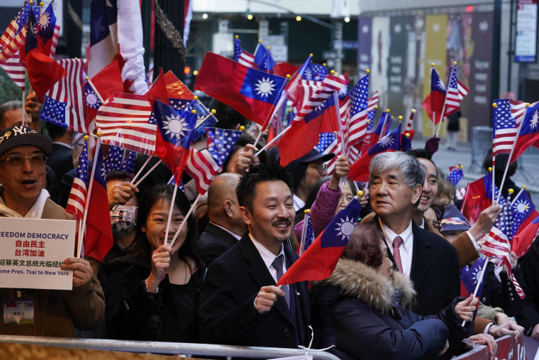 Taiwan’s president begins U.S. visit to shore up support 