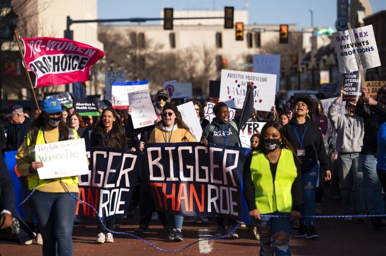 Un grupo de personas se manifiesta a favor del aborto en Amarillo, Texas, el 11 de febrero de 2023.