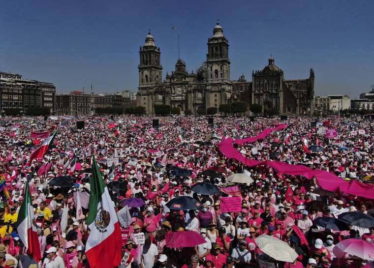 Miles de personas protestan contra una reforma electoral propuesta por el presidente mexicano Andrés Manuel López Obrador, en el Zócalo de la Ciudad de México, el domingo 26 de febrero de 2023.