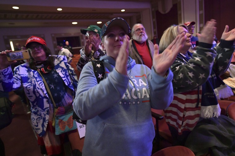 Votantes republicanos aplauden a Trump en Davenport, New Hampshire, en marzo de 2024.