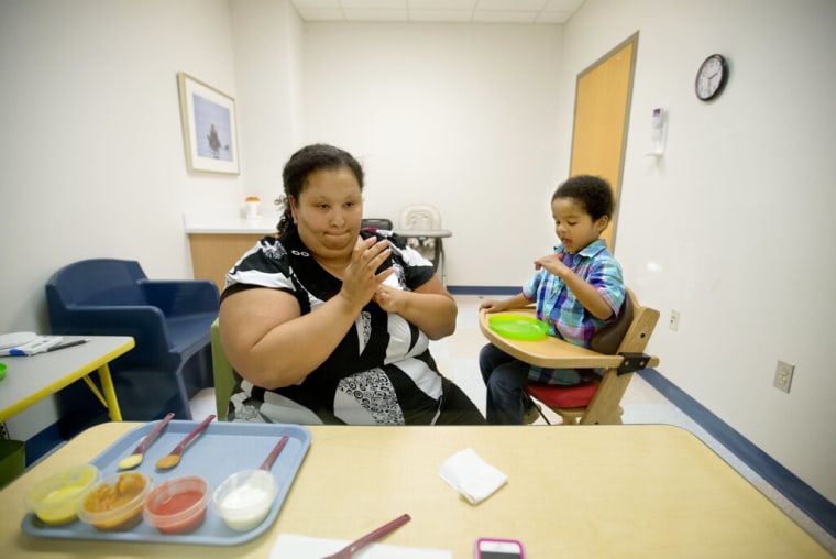 Un niño con autismo recibe terapia en el Marcus Autism Center, en Atlanta, Georgia.