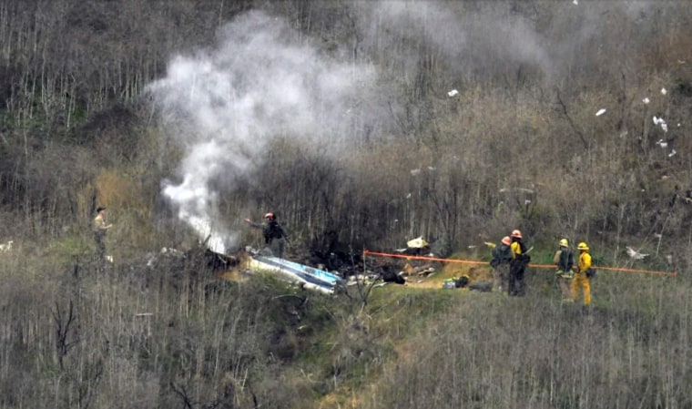 Los bomberos trabajan en la escena de un accidente de helicóptero, en Calabasas, California, el 26 de enero de 2020.