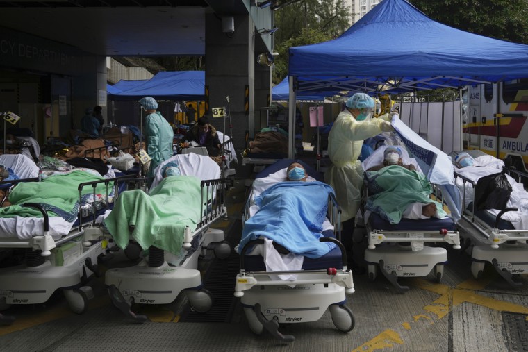 Pacientes esperan en una zona de tratamiento temporal improvisada en Hong Kong, el viernes 18 de febrero de 2022. 
