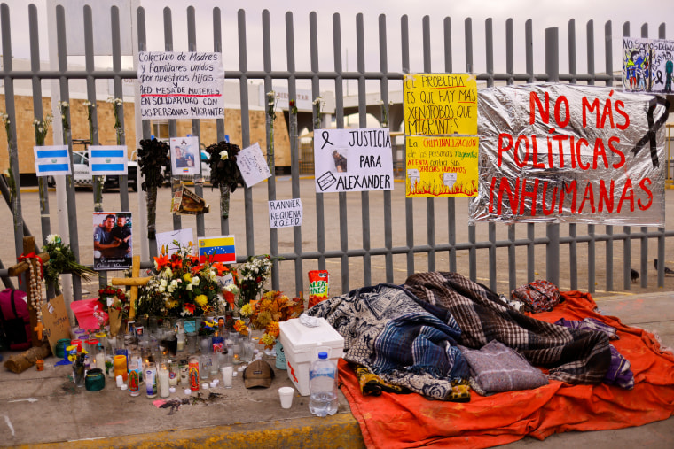 Migrantes duermen junto a un altar para las víctimas del incendio en el centro de detención de Ciudad Juárez, Chihuahua, el 30 de marzo de 2023.