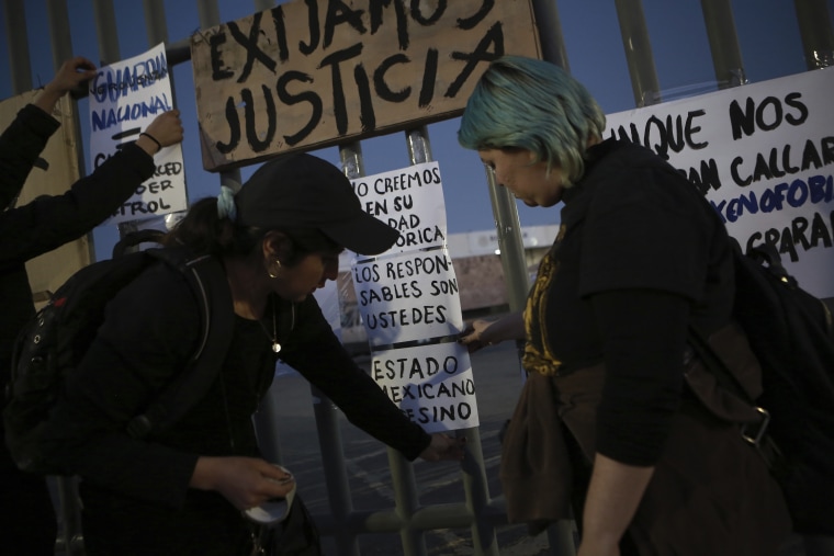 Activistas protestan afuera de un centro de detención de migrantes en Ciudad Juárez, Chihuahua, el 29 de marzo de 2023.