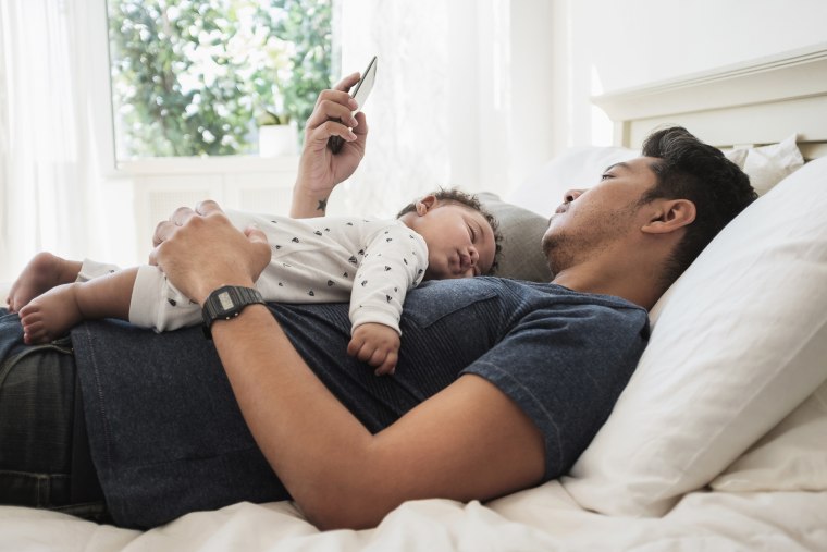 El uso de dispositivos electrónicos como celulares altera el sueño, según expertos.