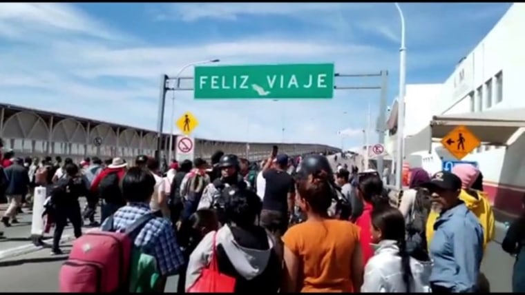 Migrantes chocan con la Guardia Nacional de México en el puente Paso del Norte, Ciudad Juárez, Chihuahua, el 12 de marzo de 2023.