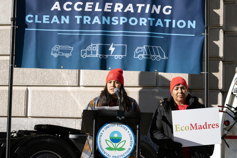 Erandi Treviño (izquierda) participa junto a su mamá Mayela Bustos (a la derecha) de una conferencia de prensa ante la EPA sobre la regulación de vehículos pesados para reducir la emisión de óxido de nitrógeno.