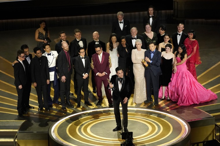 El elenco y equipo de 'Everything Everywhere All at Once' reciben el premio a mejor película en los Oscar el domingo 12 de marzo de 2023 en el Teatro Dolby en Los Angeles.