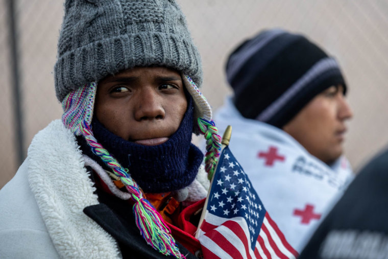 Un migrante venezolano se abriga contra el frío en El Paso, Texas el 08 de enero 2023.