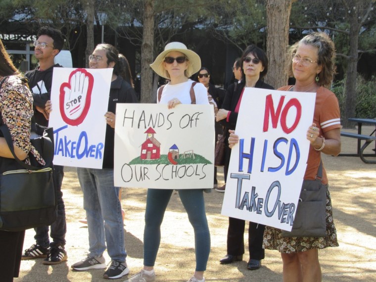 Un grupo de personas se manifiesta en contra de que el Gobierno de Texas tome el control de las escuelas públicas del distrito de Houston, el 3 de marzo de 2023.