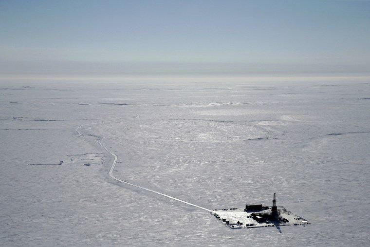 Fotografía aérea de 2019 proporcionada por la petrolera ConocoPhillips de un campamento de perforación exploratoria en el sitio propuesto para el proyecto petrolero Willow en North Slope, Alaska.