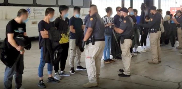 Ciudadanos chinos detenidos en la frontera entre EE.UU. y México. 